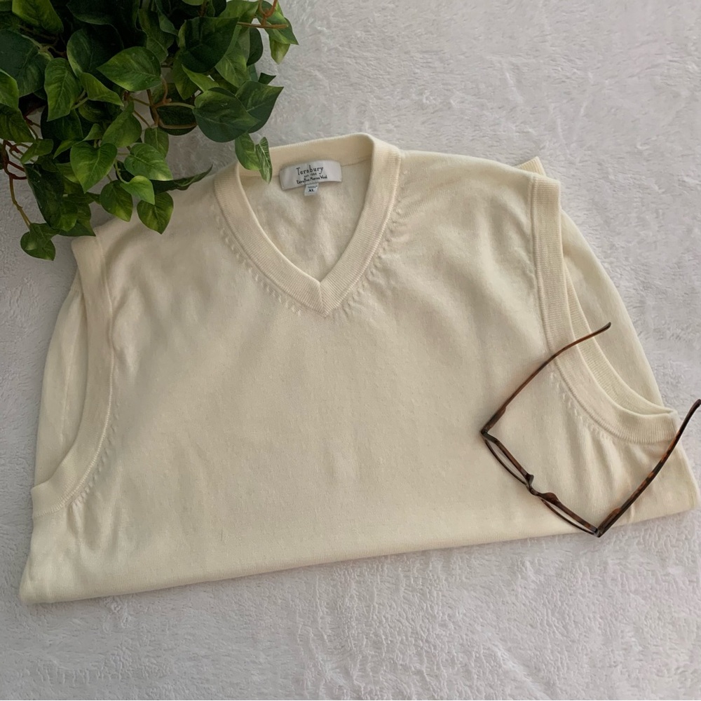 Turnbury extra fine Merino wool winter white V-neck sleeveless sweater vest. EUC